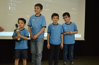 Roan krijgt als eerste van zijn team een beker